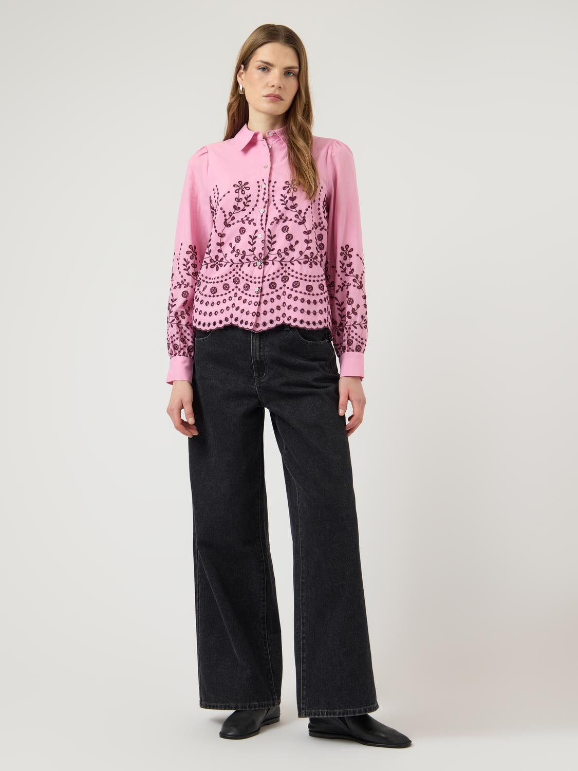 model_shot-front_full